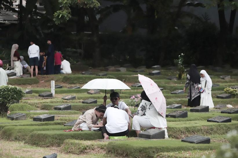 Peziarah Berdatangan ke TPU Pondok Ranggon - Bagian 5