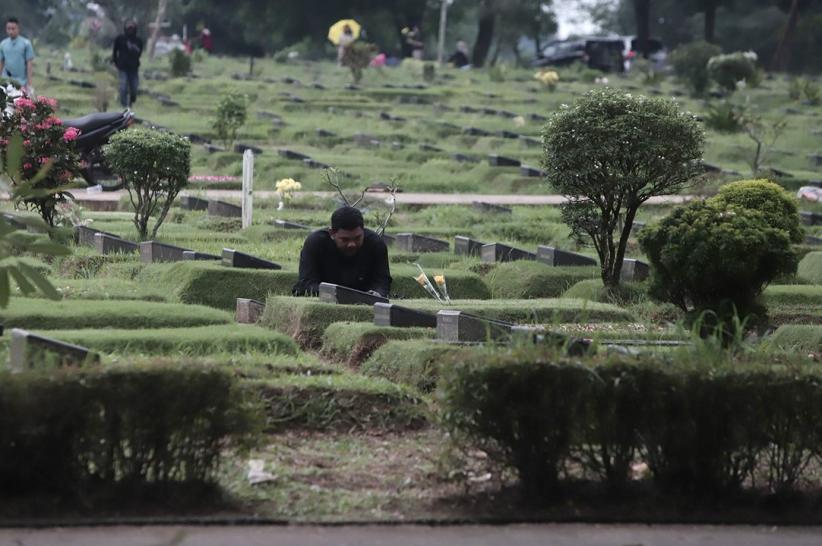 Peziarah Berdatangan ke TPU Pondok Ranggon - Bagian 4