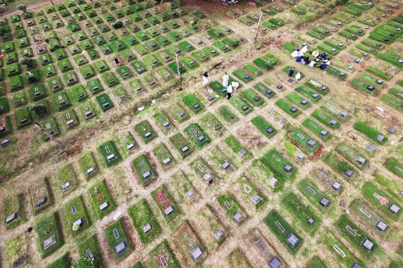 Peziarah Berdatangan ke TPU Pondok Ranggon - Bagian 2