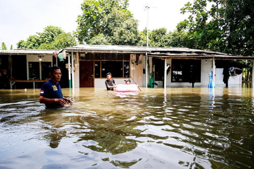 Warga Kampung Dukuh Jakarta Timur Lebaran di Tengah Banjir 1 Meter - Bagian 2