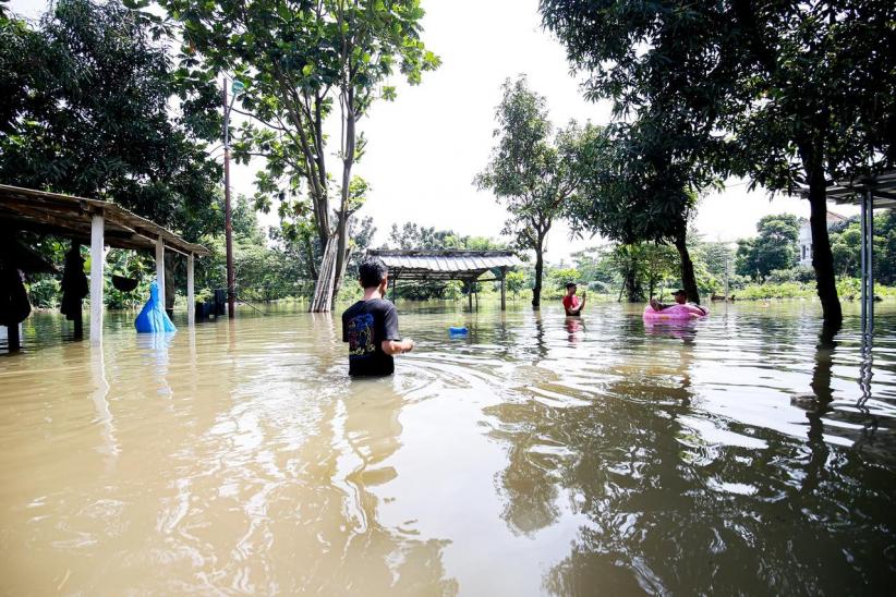 Warga Kampung Dukuh Jakarta Timur Lebaran di Tengah Banjir 1 Meter - Bagian 3
