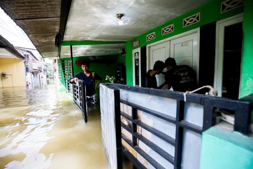 Warga Kampung Dukuh Jakarta Timur Lebaran di Tengah Banjir 1 Meter - Bagian 6