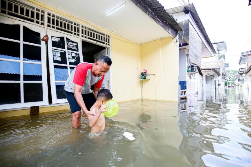 Warga Kampung Dukuh Jakarta Timur Lebaran di Tengah Banjir 1 Meter - Bagian 5