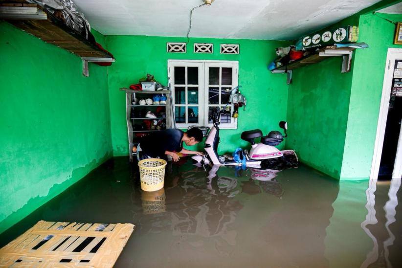 Warga Kampung Dukuh Jakarta Timur Lebaran di Tengah Banjir 1 Meter - Bagian 4