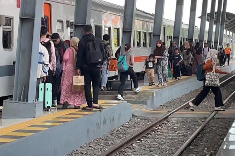 Arus Balik Lebaran, Penumpang Kereta di Stasiun Lamongan Tembus Ribuan Orang