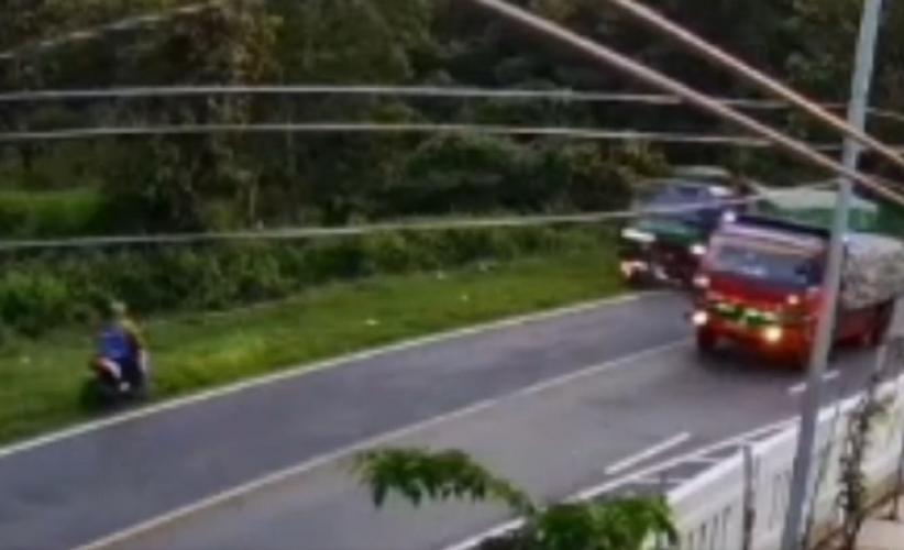 Kecelakaan Maut Truk Tronton Seruduk 2 Motor di Bangkalan, 1 Tewas 2 Luka-Luka