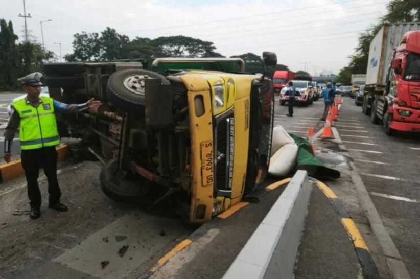 Truk Colt Diesel Terguling Dekat Gate Watu Utama, Tol Surabaya-Sidoarjo Sempat Tersendat