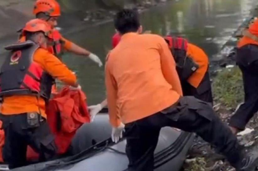 Geger! Mayat Perempuan Muncul saat Pengerukan Sampah di Pintu Air Barata Surabaya