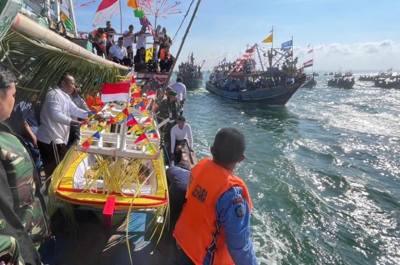 Tradisi Syawalan di Jepara, Ribuan Warga hingga Bule dan Kapal Perang Ikut Meriahkan
