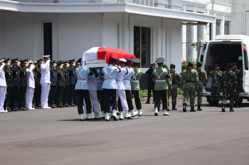 Upacara Kenegaraan, Jenazah Juwono Sudarsono Diberangkatkan ke TMP Kalibata - Bagian 3