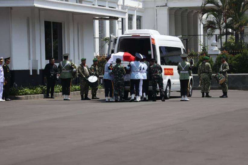 Upacara Kenegaraan, Jenazah Juwono Sudarsono Diberangkatkan ke TMP Kalibata - Bagian 4