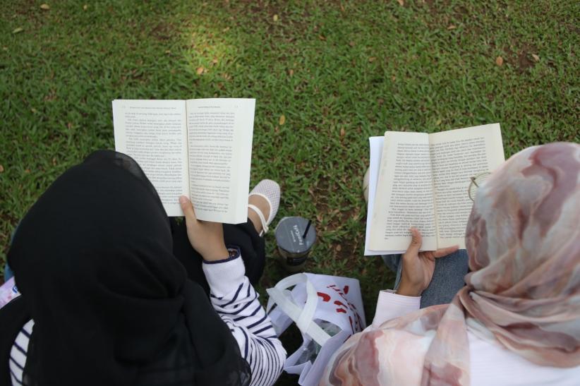 Asyiknya Membaca Buku Bersama di Taman Menteng - Bagian 2