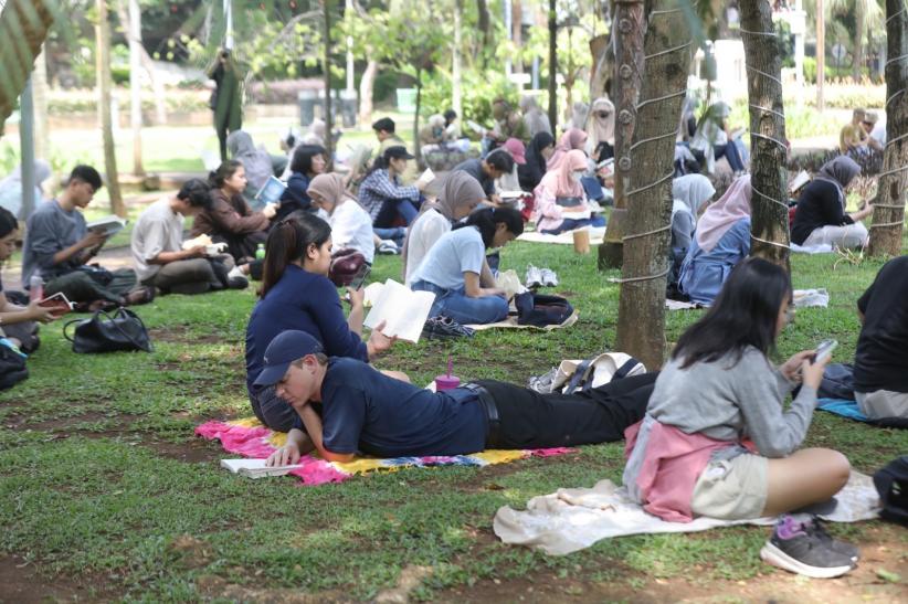 Asyiknya Membaca Buku Bersama di Taman Menteng - Bagian 4