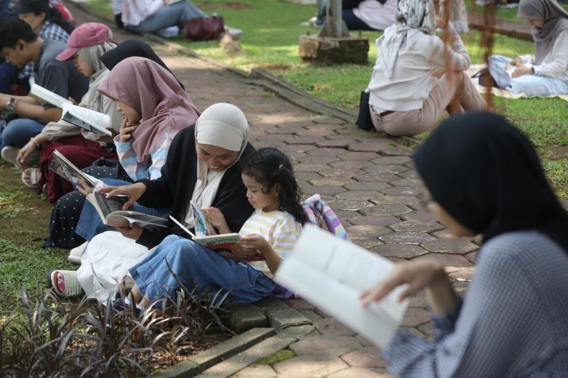 Asyiknya Membaca Buku Bersama di Taman Menteng - Bagian 3