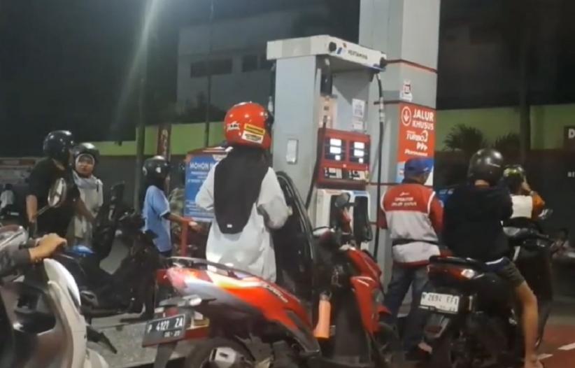 Panik Isu Harga BBM Bakal Naik 1 April, Warga Jember Serbu SPBU hingga Picu Antrean