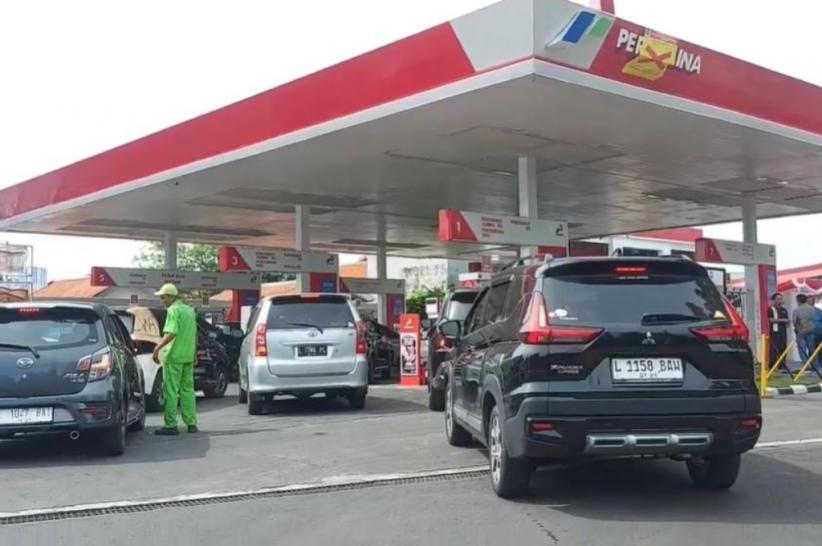 Ramai Isu Harga BBM Naik, Warga Surabaya Rela Antre di SPBU Mengaku Takut Kehabisan