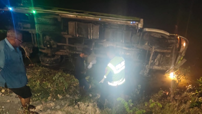 Tragis! Perbaiki Kendaraan di Bahu Jalan, Sopir Truk Tewas Ditabrak Truk Tronton di Lamongan