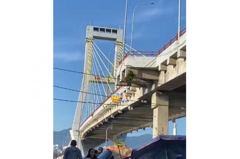Mendebarkan! Terekam Video Kabel Jembatan Soekarno Manado Bergoyang saat Gempa M7,6