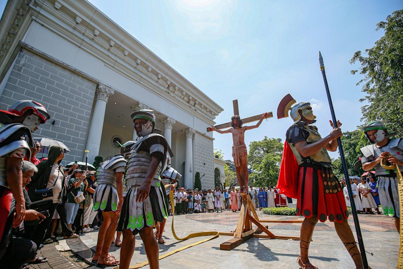 Jalan Salib di Gereja Katolik St. Yohanes Maria Vianney Berlangsung Khidmat - Bagian 3