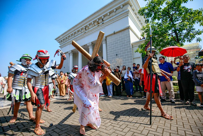 Jalan Salib di Gereja Katolik St. Yohanes Maria Vianney Berlangsung Khidmat - Bagian 1