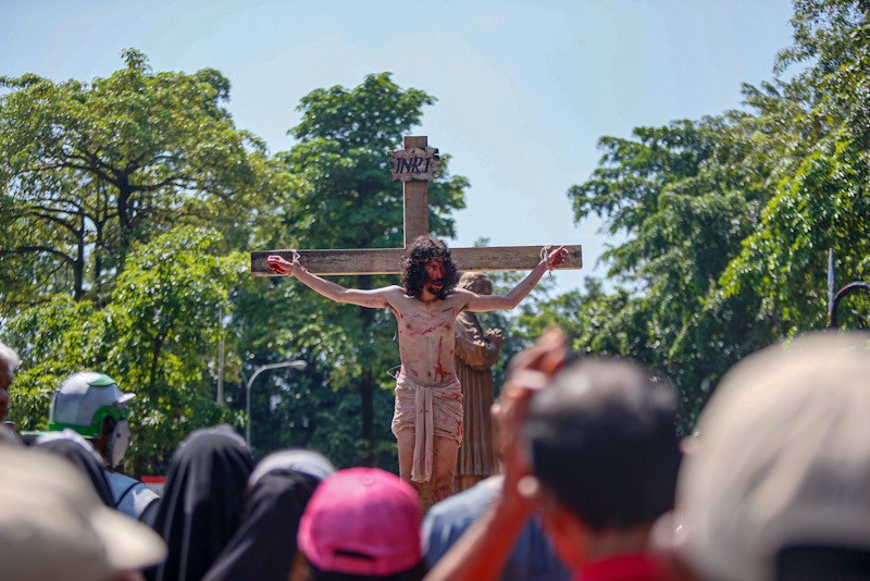 Jalan Salib di Gereja Katolik St. Yohanes Maria Vianney Berlangsung Khidmat - Bagian 2