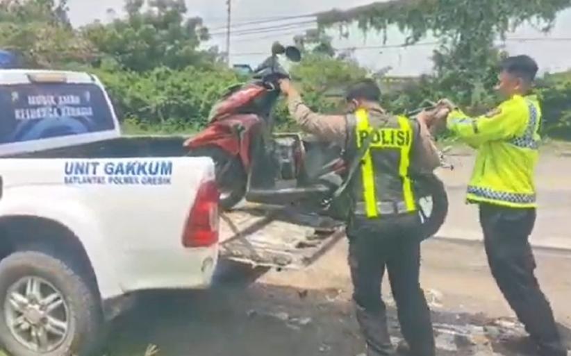 Ngeri! Detik-Detik Kecelakaan Maut Innova Tabrak 3 Motor di Gresik, 1 Tewas 2 Kritis