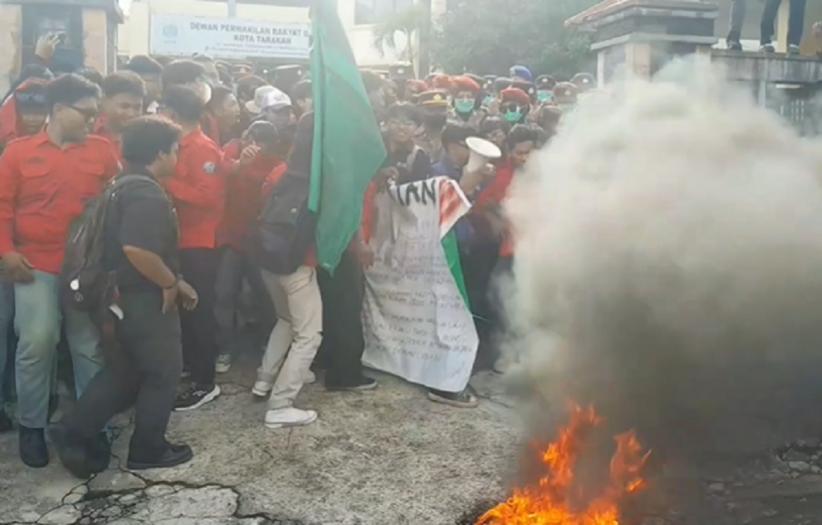 Demo Mahasiswa di Gedung DPRD Tarakan Ricuh, Massa dan Polisi Saling Dorong