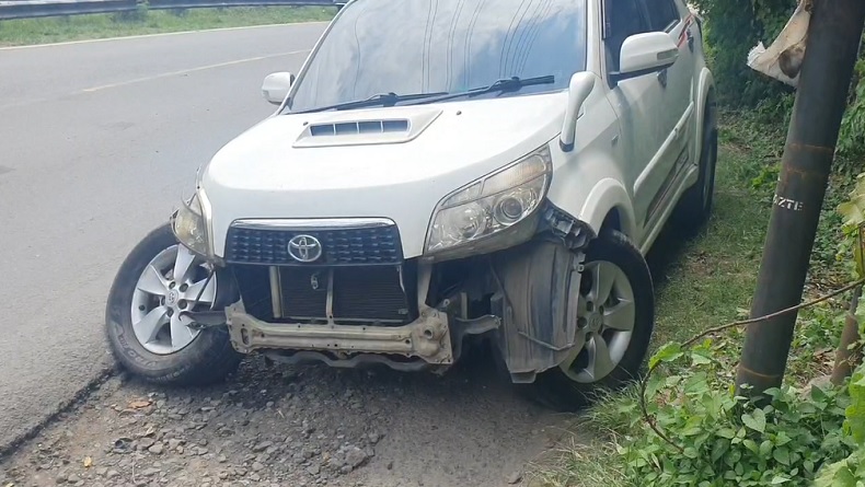 Toyota Rush dan Fortuner Tabrakan di Cilegon hingga Rusak Parah 