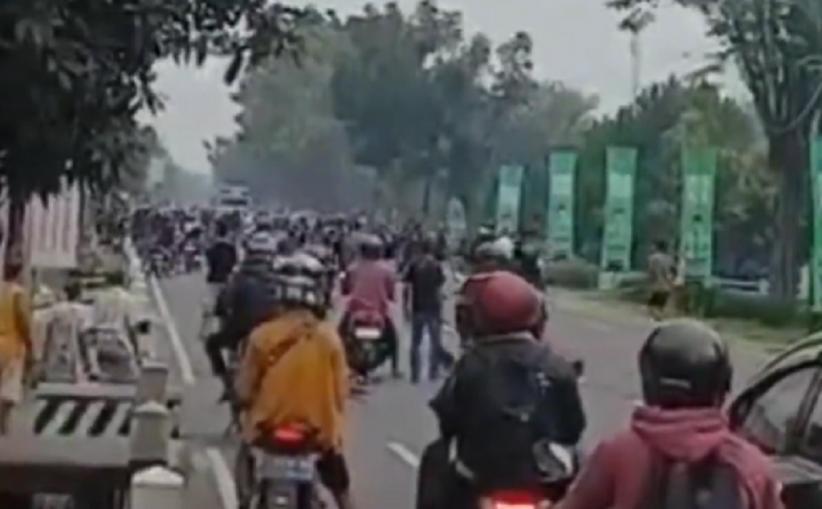 Jombang Mencekam! Ratusan Oknum Pesilat Konvoi Bawa Parang dan Serang Warga