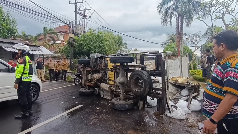 Kecelakaan di Gianyar, Truk Terguling hingga Muatan Es Berserakan di Jalan