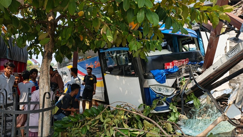 Kecelakaan Maut di Madiun, Sopir Truk Boks Tewas Tabrak Bus Mogok 