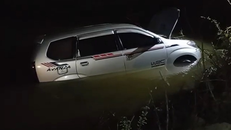 Pengemudi Salah Injak Pedal Gas, Avanza Terjun ke Sungai di Bangkalan