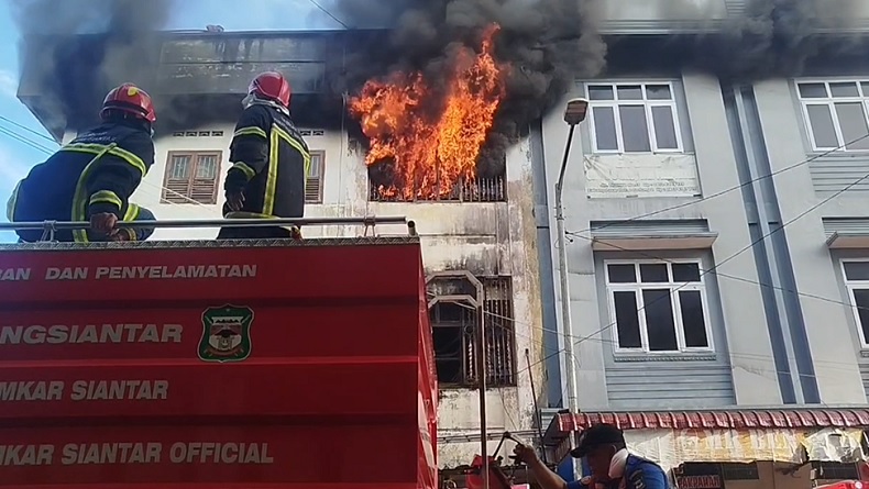 Kebakaran Hebat Ruko Grosir Sepatu di Pematangsiantar, Kerugian Ratusan Juta Rupiah