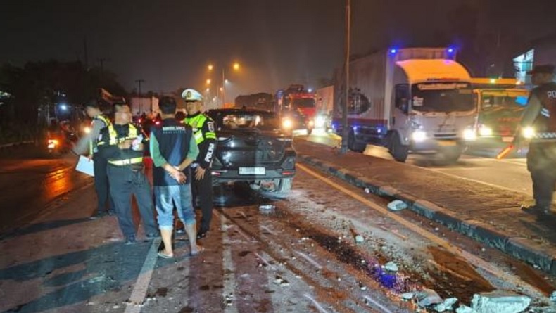 Tiang PJU Beraliran Listrik di Sidoarjo Roboh Ditabrak Mobil, Pemotor Tewas Tertimpa