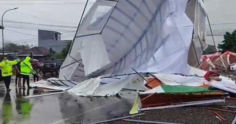 Hujan Badai Terjang Mojokerto, Pos Polisi hingga Atap Terminal Bus Ambruk