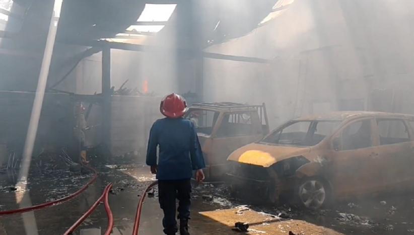 Kebakaran Gudang Pipa di Cirebon, 2 Mobil dan Motor Ludes Dilalap Api