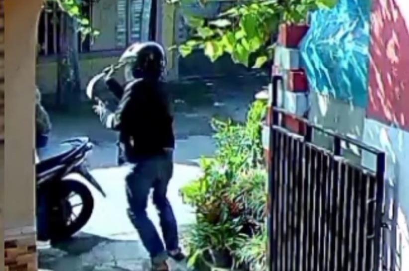 Viral Maling Motor Acungkan Celurit saat Tertangkap Basah Beraksi di Lumajang