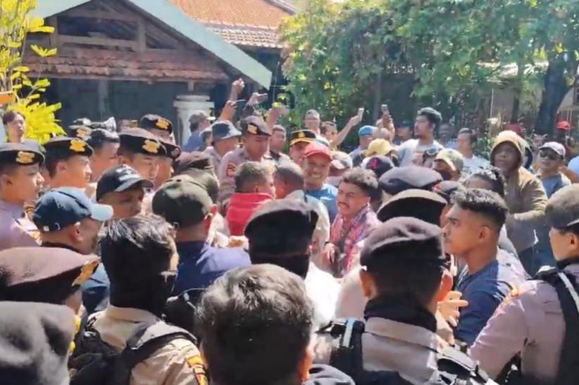 Ricuh! Eksekusi Rumah di Surabaya Diwarnai Perlawanan Berujung Aksi Saling Dorong