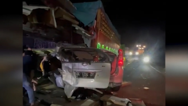 Truk Meluncur Mundur di Enrekang Tabrak Xenia, 1 Orang Tewas Terjepit 4 Luka Parah