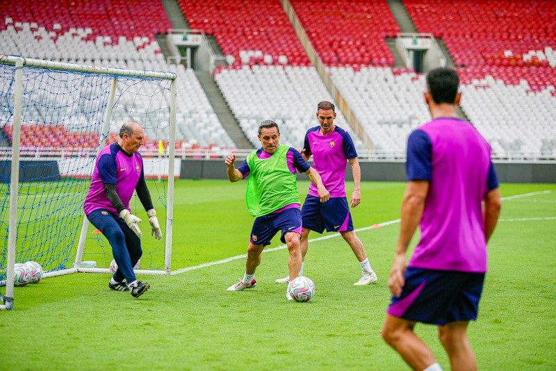 Potret Para Legenda Barcelona Latihan di Stadion GBK - Bagian 2