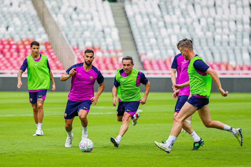 Potret Para Legenda Barcelona Latihan di Stadion GBK - Bagian 1