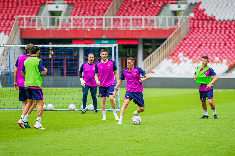 Potret Para Legenda Barcelona Latihan di Stadion GBK - Bagian 4