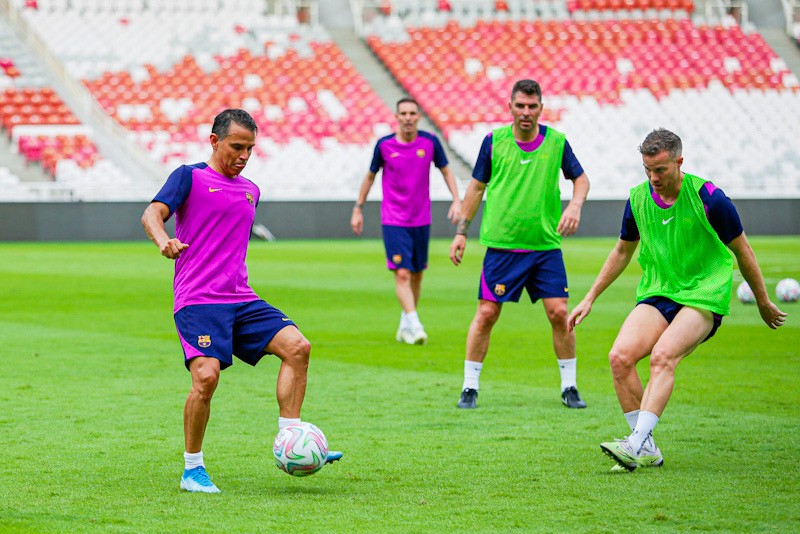 Potret Para Legenda Barcelona Latihan di Stadion GBK - Bagian 3
