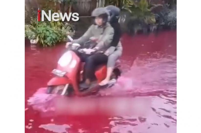 Solo Geger! Banjir Aneh Airnya Berwarna Merah, kok Bisa?