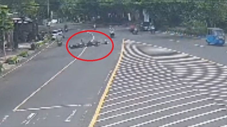 Detik-Detik 2 Motor Tabrakan di Tuban Terekam CCTV, 1 Orang Tewas 1 Luka