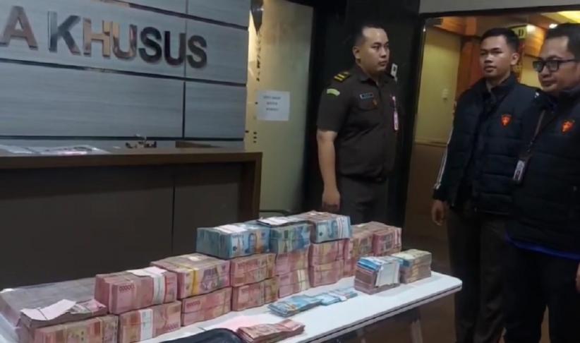 Penampakan Uang Rp2,3 Miliar Hasil Pungli Izin Tambang, Kadis ESDM Jatim Ditahan