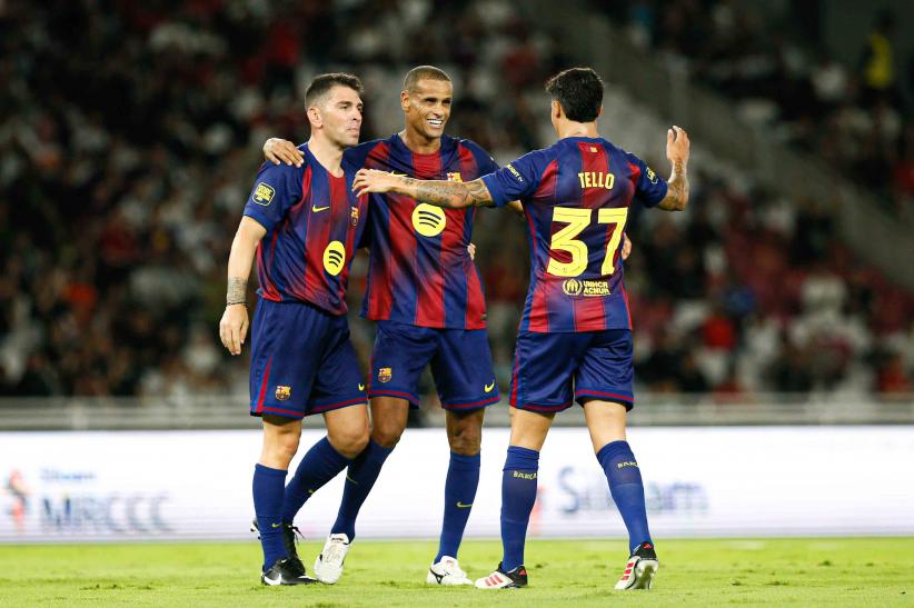 Selebrasi Pemain Barcelona Legends Cetak Gol di Stadion GBK - Bagian 2