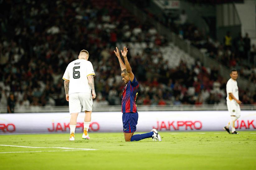 Selebrasi Pemain Barcelona Legends Cetak Gol di Stadion GBK - Bagian 1