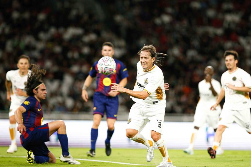 Selebrasi Pemain Barcelona Legends Cetak Gol di Stadion GBK - Bagian 3