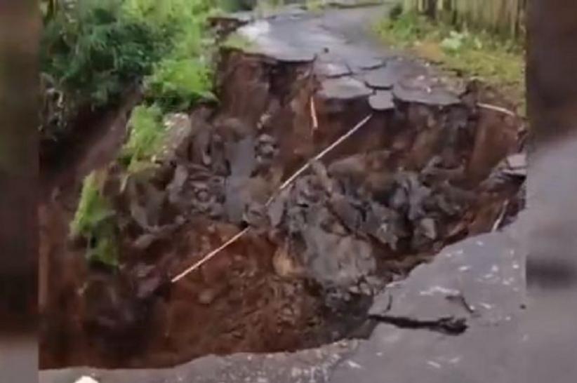 Terekam Video! Momen Mencekam Jalan Penghubung Semarang-Boyolali Mendadak Longsor
